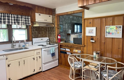 Avon Cottage | Walk to the beach from this charming Bay Head beach house that sleeps a crowd.