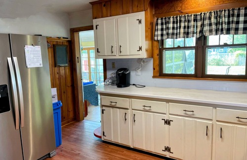 Avon Cottage | Walk to the beach from this charming Bay Head beach house that sleeps a crowd.