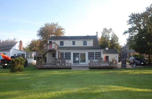Avon Cottage | Walk to the beach from this charming Bay Head beach house that sleeps a crowd.