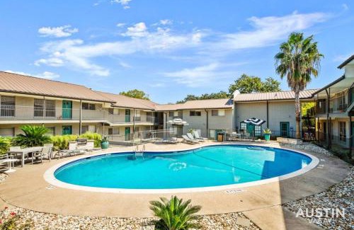 Westfield Apartment | Walk to the Golf Course 2BD Apt, Pool, and Parking
