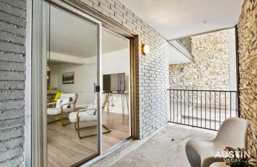Westfield Apartment | Walk to the Golf Course 2BD Apt, Pool, and Parking