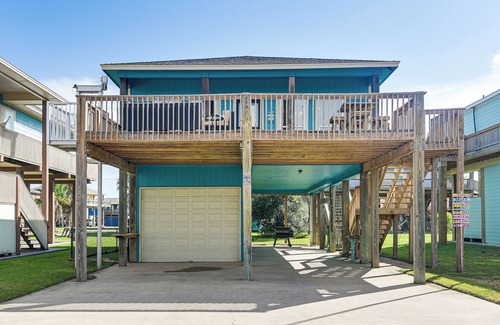 Crystal Beach House | Walk to the Ocean: Family Retreat in Crystal Beach