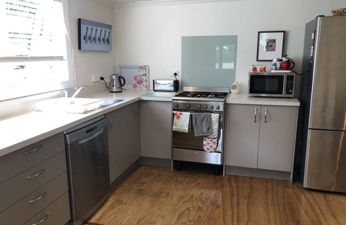 Mapua Cottage | Walk to the wharf and village