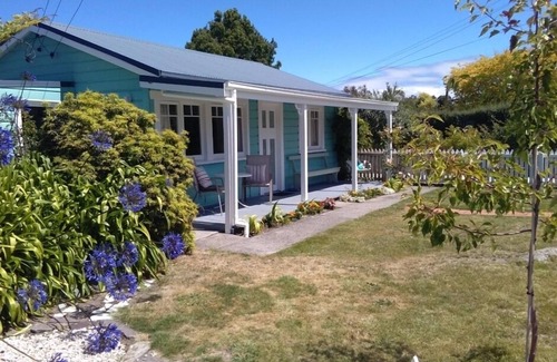 Mapua Cottage | Walk to the wharf and village