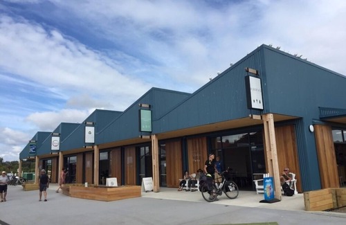 Mapua Cottage | Walk to the wharf and village