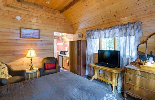 Butte Meadows Apartment | Walk to Trails and Butte Creek Cozy Retreat with Deck