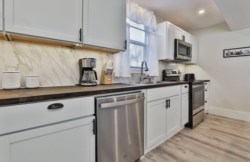 Salem House | Walk to Tuscan Village | Modern 3bd Farmhouse