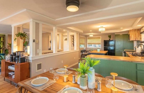 Eugene House | Walk to U of O! View with 2 decks/firepit/comfy!