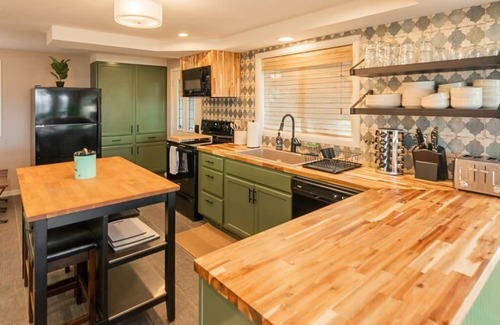 Eugene House | Walk to U of O! View with 2 decks/firepit/comfy!
