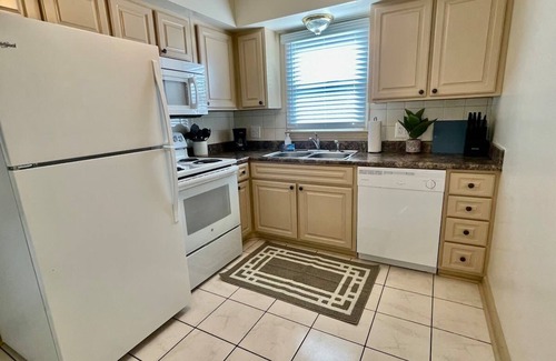 Joslyn Castle Apartment | Walk to UNMC, Free Parking, Cozy Escape