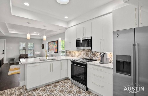 Swede Hill House | Walk to UT and E 6th in Fully Equipped ATX House