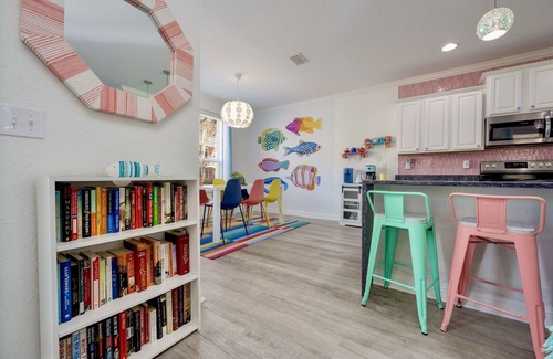 Villages of Crystal Beach House | Walk2Beach | Golf Cart | Arcades | Dog Friendly | Stocked Kitchen