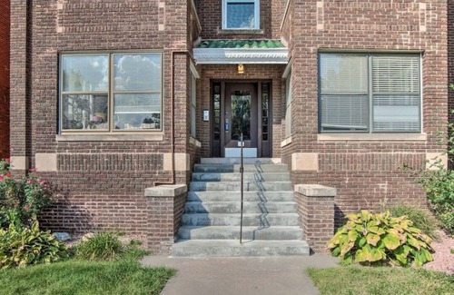 Joslyn Castle Condo | Walkable 2br condo in quiet historic neighborhood