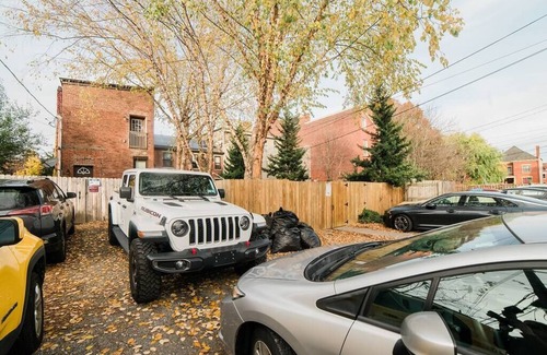 Manchester Apartment | Walkable and Spacious Apt - Parking - GroupStay