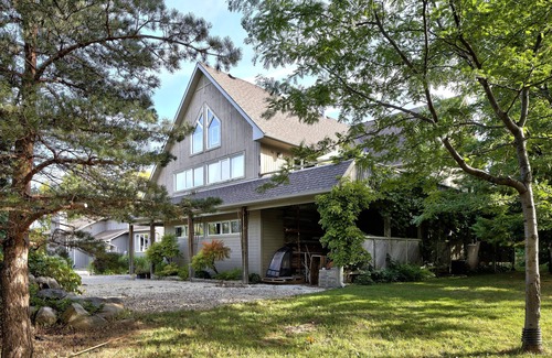 The Blue Mountains Ski Chalet | Walkable retreat at Blue Mountain w/hot tub/sauna/pool table/chef's kitchen