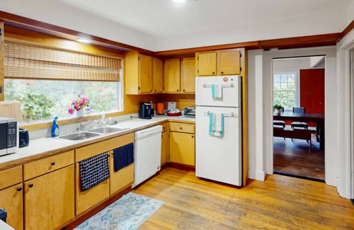 Amazon House | Walking distance , 2 blocks away to Hayward field . onsite pking n