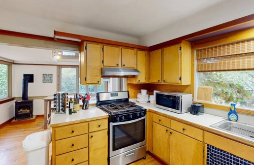Amazon House | Walking distance , 2 blocks away to Hayward field . onsite pking n