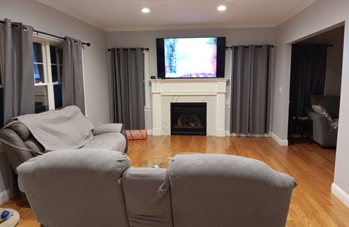 Plainedge House | Walking distance Golf Course 4-bedroom house with Living Dining and Family Room