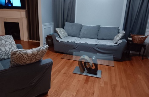 Plainedge House | Walking distance Golf Course 4-bedroom house with Living Dining and Family Room