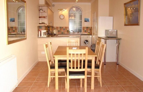 Roundham Apartment | Walking distance to Goodrington and Paignton beach, bars, restaurants and shops.