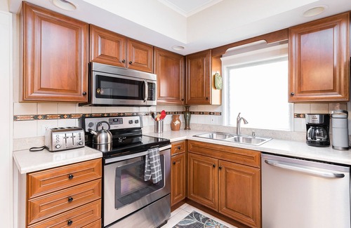 West Plaza House | Walking distance to Country Club Plaza Entertainment District