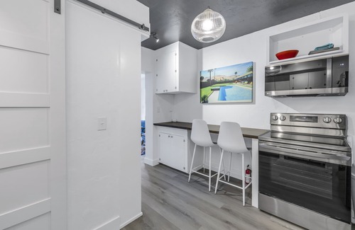 Historic Old Northeast Cottage | Walking distance downtown, pier, Vinoy park, many cafes/shops. Short & long term