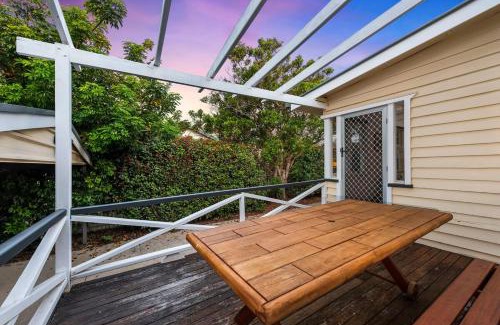 Newtown House | Wallace Cottage - Glennie, CBD, Quiet Leafy Street