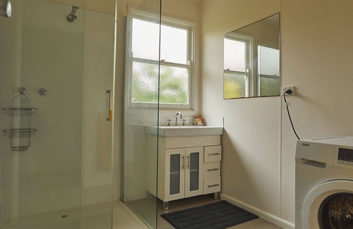 Wallaga Lake House | Wallaga Lake Road, 3 Holiday beach house, Wallaga Lake Heights - Linen, Wifi