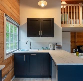Barns Green House | Walliswood Lodge - Wood Burner, Air Con & Wi-fi, Rural Retreat