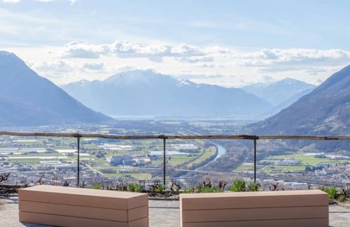 Giubiasco Apartment | Walnut apartment surrounded by greenery