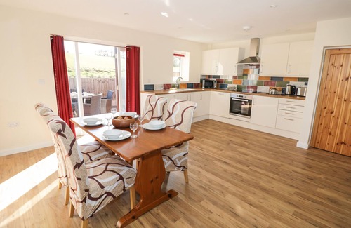 Ardens Grafton Cottage | WALNUT COTTAGE, family friendly, with a garden in Welford-On-Avon