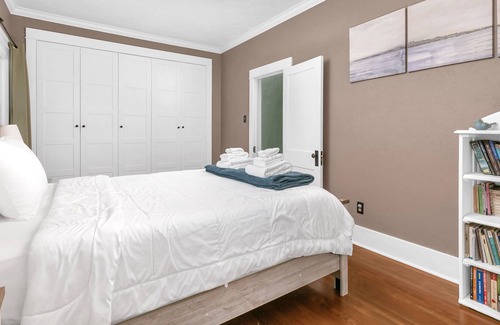 Windsor House | Walnut Cottage - Cozy & Spacious 2bd/1ba Updated Classic 1930s Home