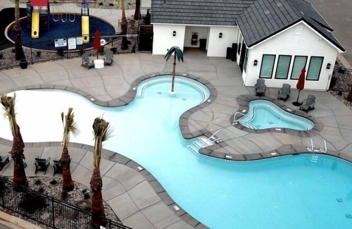 Washington Fields Condo | ✈️ Wanderlust - POOL IS OPEN!