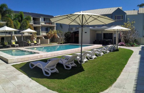 Noosa Heads Apartment | Wantima Hastings St Studio A/C Smart TV unlimited WiFi