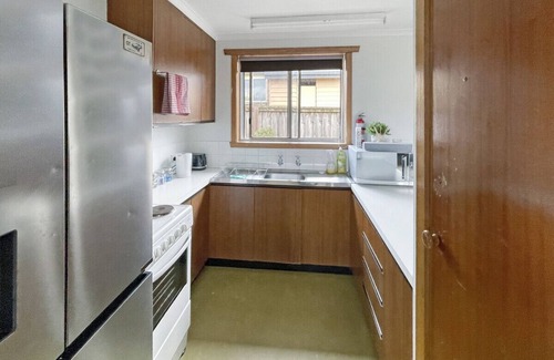 Waratah Apartment | Waratah Waterfall Retreat, Free Pay T.V. In Two rooms WiFi Central To Waterfall