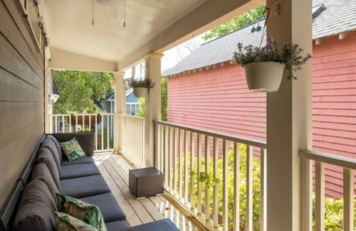 East Side House | Warm and Inviting Home Grant Park LOCAL