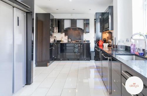 Cheadle House | Warm and Radiant 4Bed Home Near City - Airport