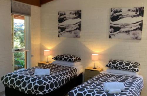 Scullin House | Warm and Spacious 5BR Home w WIFI and Multiple Parking - Hosted by Canstay