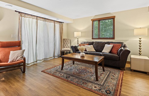The Galena Territory Cottage | Warm & Cozy 3-Bedroom Cottage - With Hot Tub