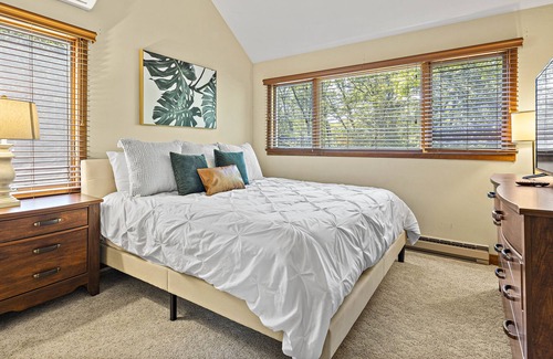 The Galena Territory Cottage | Warm & Cozy 3-Bedroom Cottage - With Hot Tub