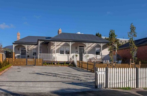 Hobart Central Business District House | Warm, Inviting & Luxurious The Barn