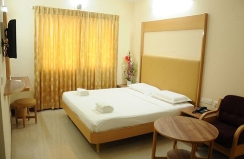 Madurai Hotel | Warmly decorated rooms/Vandiyur Lake view Stay