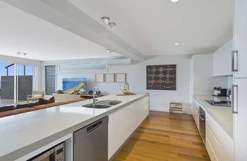 North Avoca House | WARRALONG - STUNNING VIEWS, SHORT WALK TO NORTH AVOCA BEACH