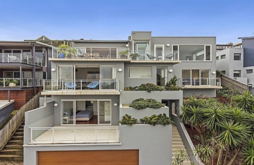 North Avoca House | WARRALONG - STUNNING VIEWS, SHORT WALK TO NORTH AVOCA BEACH