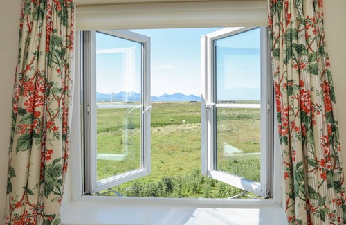 Dinas Cottage | WARREN FARMHOUSE, pet friendly, with open fire in Dinas Dinlle