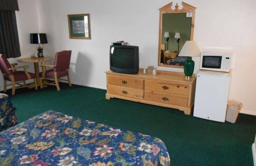 Enumclaw House | Washington Getaway at GuestHouse Enumclaw! 4 Family-friendly Units, Pets Allowed