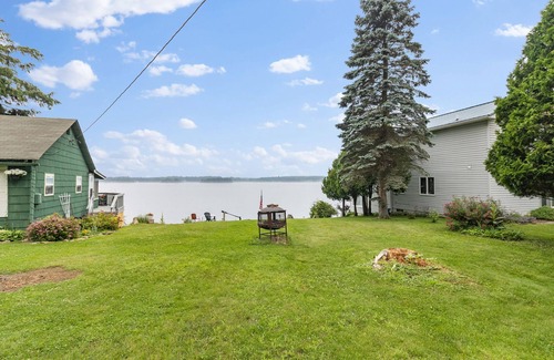 Brier Hill Cottage | Watch Ships & Sip Wine-Riverfront Deck Retreat