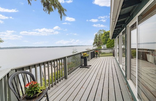 Brier Hill Cottage | Watch Ships & Sip Wine-Riverfront Deck Retreat