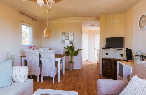 Westerland Ski Chalet | Watch the sun sink into the sea from your living room at Chalet WadRust