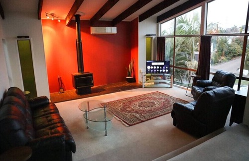 Auckland House | Water views 5-Bedroom Large home | Family Friendly. Close to Airport & City.